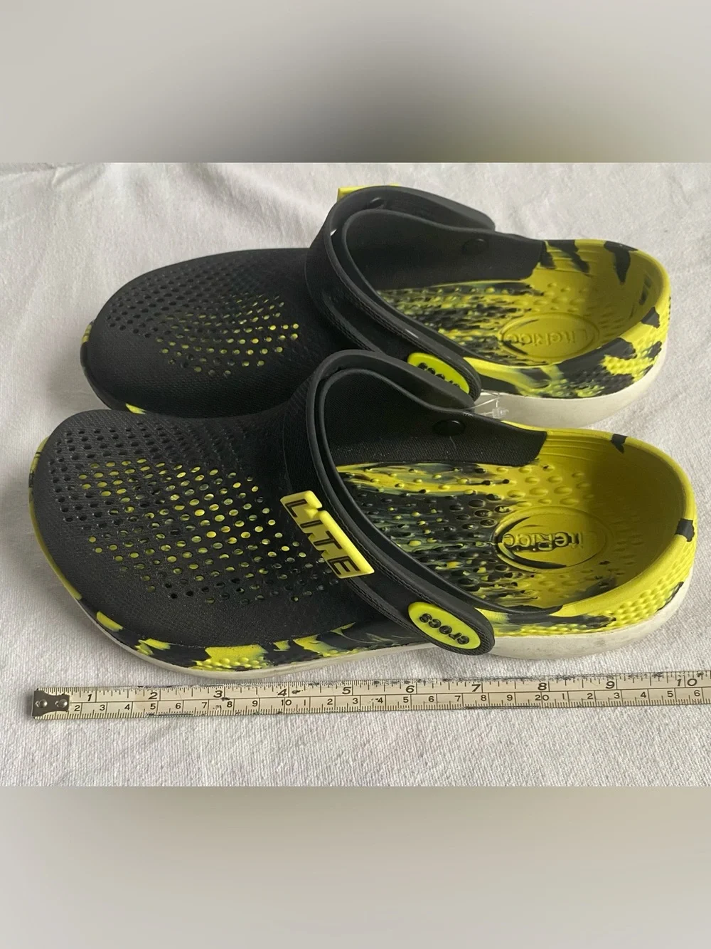 CROCS LiteRide 360 Marbled Clog in Black and Neon Yellow